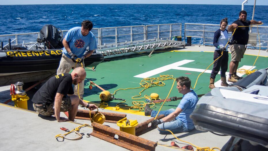 Vier Greenpeace-Aktivisten und eine Aktivistin bereiten an Bord der Arctic Sunrise eine Klangfalle vor, um Wal Geräusche am Mount Vema einzufangen.